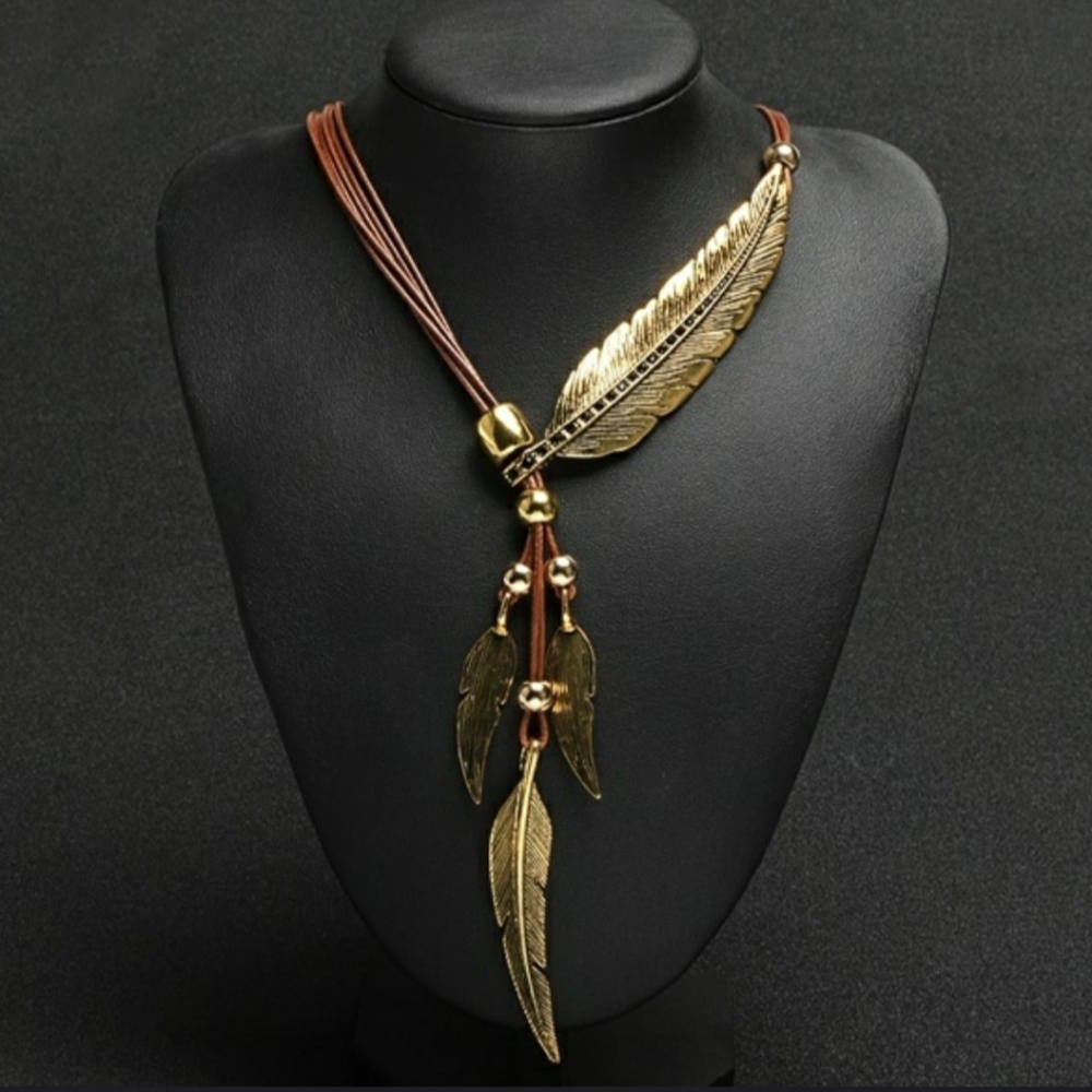 NEW Feather necklace